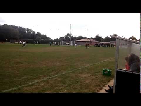 Grote kans Menos, maar de bal wil er niet in. De stand in Landhorst is 1-1.