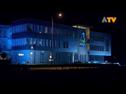 Vlag in top en gemeentehuis blauw uitgelicht - Altena TV
