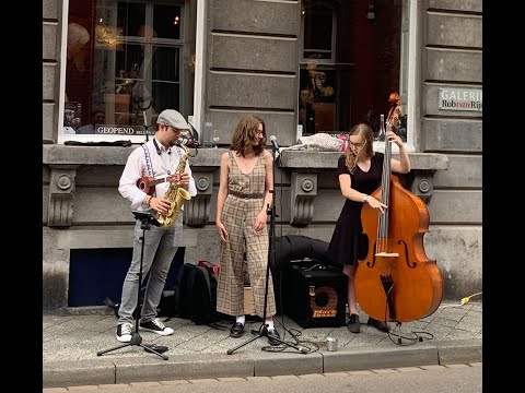 The trio with 3 people, Live in Maastricht's streets : Sweet dreams (Eurythmics)