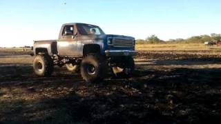 preview picture of video 'sklossfest kenedy mudfest 44s lift chevy 4x4 deep mud shortbed'
