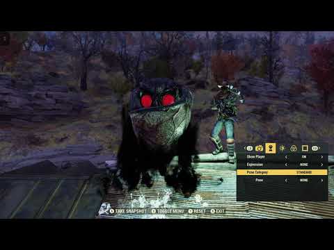 Fallout 76 Exploring Clancy Manor, Picture with the Mothman