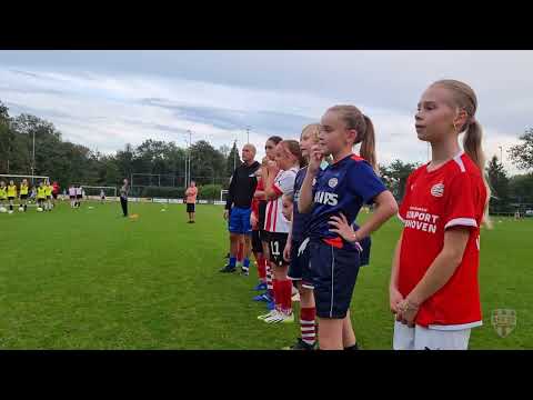 PSV vrouwen geven training aan de meiden van ASV'33.