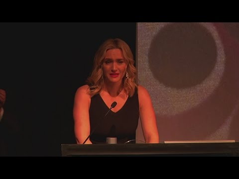 凱特-溫斯萊特在倫敦影評人圈頒獎典禮上含淚緬懷艾倫-裡克曼。 (Kate Winslet tearfully remembers Alan Rickman at London Critics' Circle Awards)