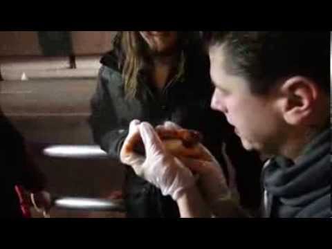 Seddzi slukar en Harakiri. Världens starkaste korv.