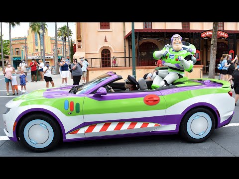 Pixar Pals Motorcade at Disney's Hollywood Studios w/Mr. & Mrs. Incredible, Edna Mode, Woody, Buzz +