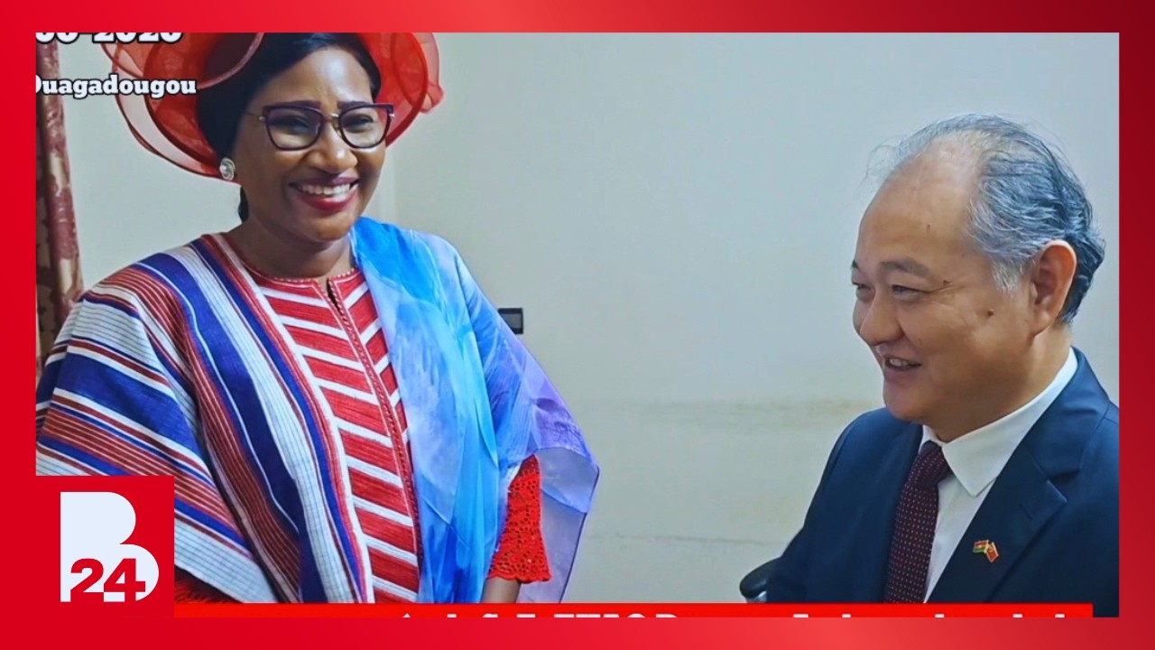15 ans de Burkina 24 : La forte symbolique du foulard en soie offert par l'Ambassadeur chinois