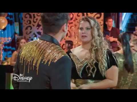 John y Daisy se besan