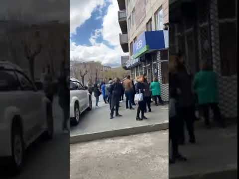 Վանաձորում հերթում վիճաբանություն է