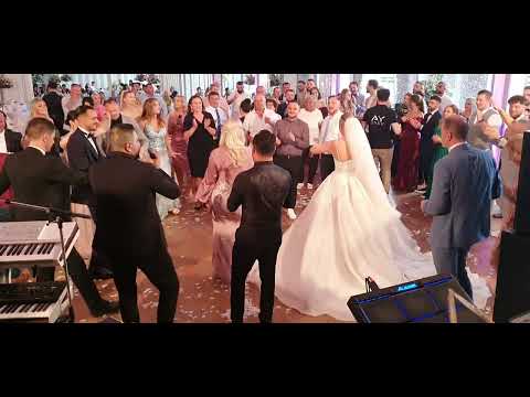 Mladenci rasturaju u kolu