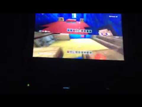 Kleiner junge spielt minecraft .