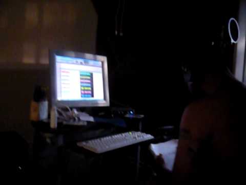 maro el flow con chema el killa escriviendo chicas en el club