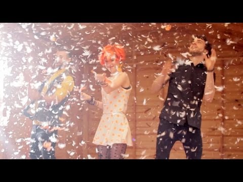 Paramore - Most Feathers Caught In 30 Seconds