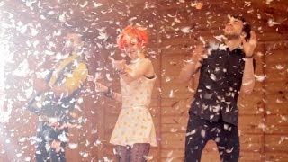 Paramore: Most Feathers Caught In 30 Seconds