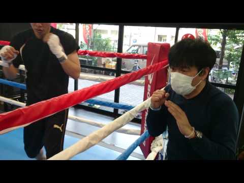 2015/4/18/仲里ボクシングジム  中出トレーナーのジャブの指導