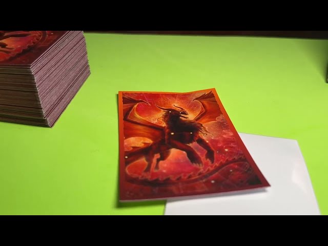 Vídeo relacionado con Arcane Tinmen ApS ART15161 Dragon Shield: Mangas de arte japonés mate dual - Justicia (60)