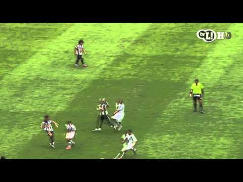 Fellype Gabriel deitou e rolou em cima da marcação do Vasco