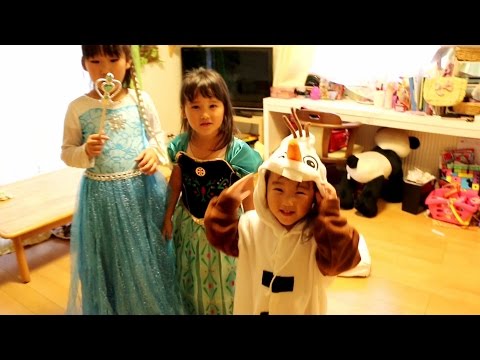 アナと雪の女王のドレスを着て歌う三姉妹