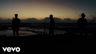 Al Amanecer Lyrics English Translation