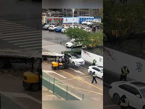 In China werden Falschparker SO abgeschleppt! 😱