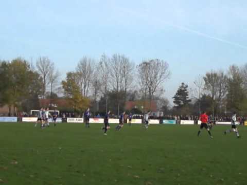 Rob van Nifterik stuit op doelman MVV'58 (12-11-2011)