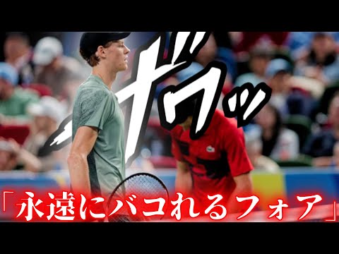 対称的なスピネーカーの下にあるヨット