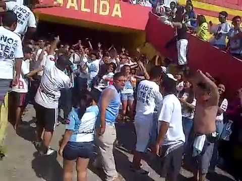 "Muchachos, traigan vino hoy juega Alianza!!" Barra: La Ultra Blanca y Barra Brava 96 • Club: Alianza