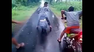 Download lagu Aksi Kocak Anak-Anak Joki Balap Motor Liar  Ini Bikin Ngakak Lucu Banget mp3