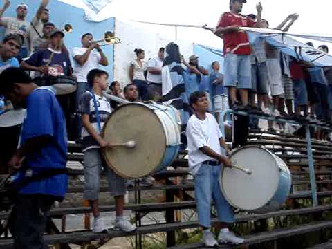 "La Barranca es una fiesta.MPG" Barra: La Banda del Mate • Club: Argentino de Quilmes • País: Argentina