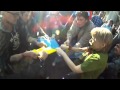 На марше мира рвут украинский флаг 