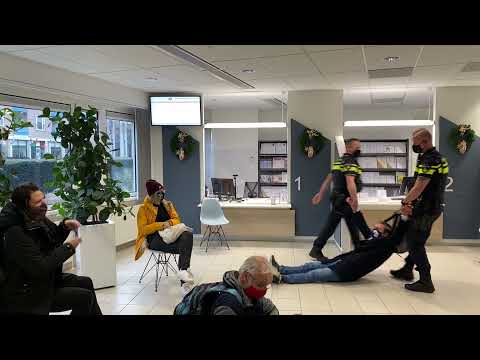 Actievoerder Extinction Rebellion weggesleept uit gemeentehuis