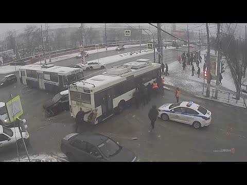 Троллейбусы перекрыли два проспекта в Волгограде из-за ДТП