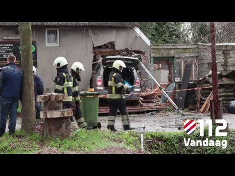 Auto schiet de N65 bij Helvoirt af en rijdt woning binnen