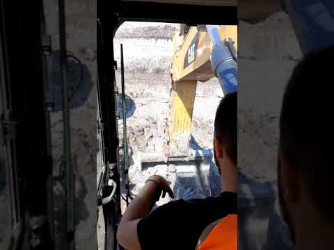 Caterpillar 390F LME *cab view*