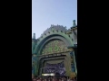 Vrouw klimt op hoofdpodium van Harmony of Hardcore