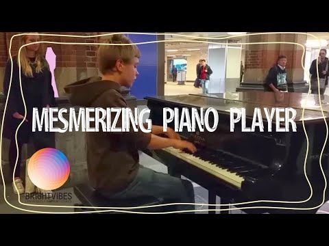 Mesmerising piano player Amsterdam Station