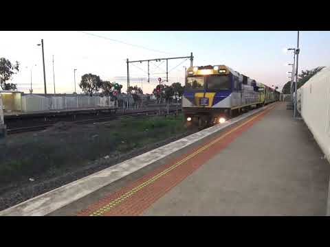 2WM7 QUBE Steel Train With Locos CM3316-QL012-QL002