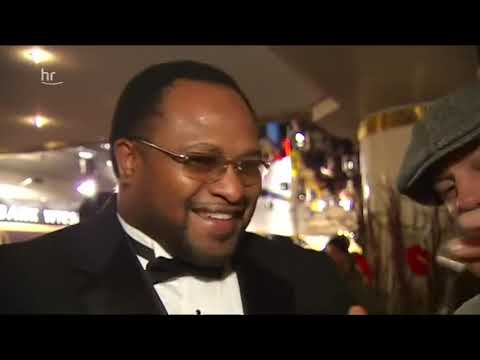 Giovanni Alecci beim Gabelbiegen mit Box Weltmeister Lamon Brewster