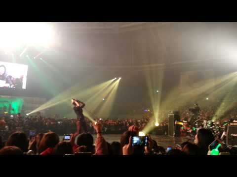 121214 - Infinite Woohyun send hearts at Melon Music Awards