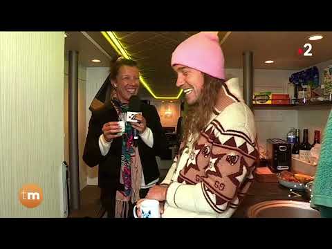 Surprendre Julien Doré au réveil dans son car couchettes // Télématin - France 2