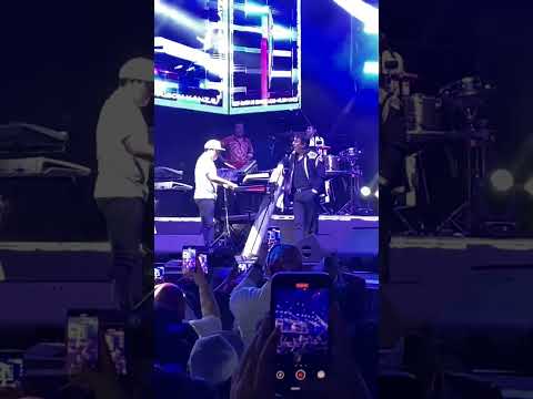 @NelsonKanzelaElReydelBaile sube a tocar a niños al escenario durante su concierto en Calkiní