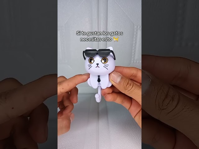 Vídeo relacionado con Koqye Llavero de madera Totoro, llavero de gato kawaii para mujer, bonito dije de bolsa tallado a mano, regalo único para amantes de los gatos y niñas, Madera, 2.4*2inch