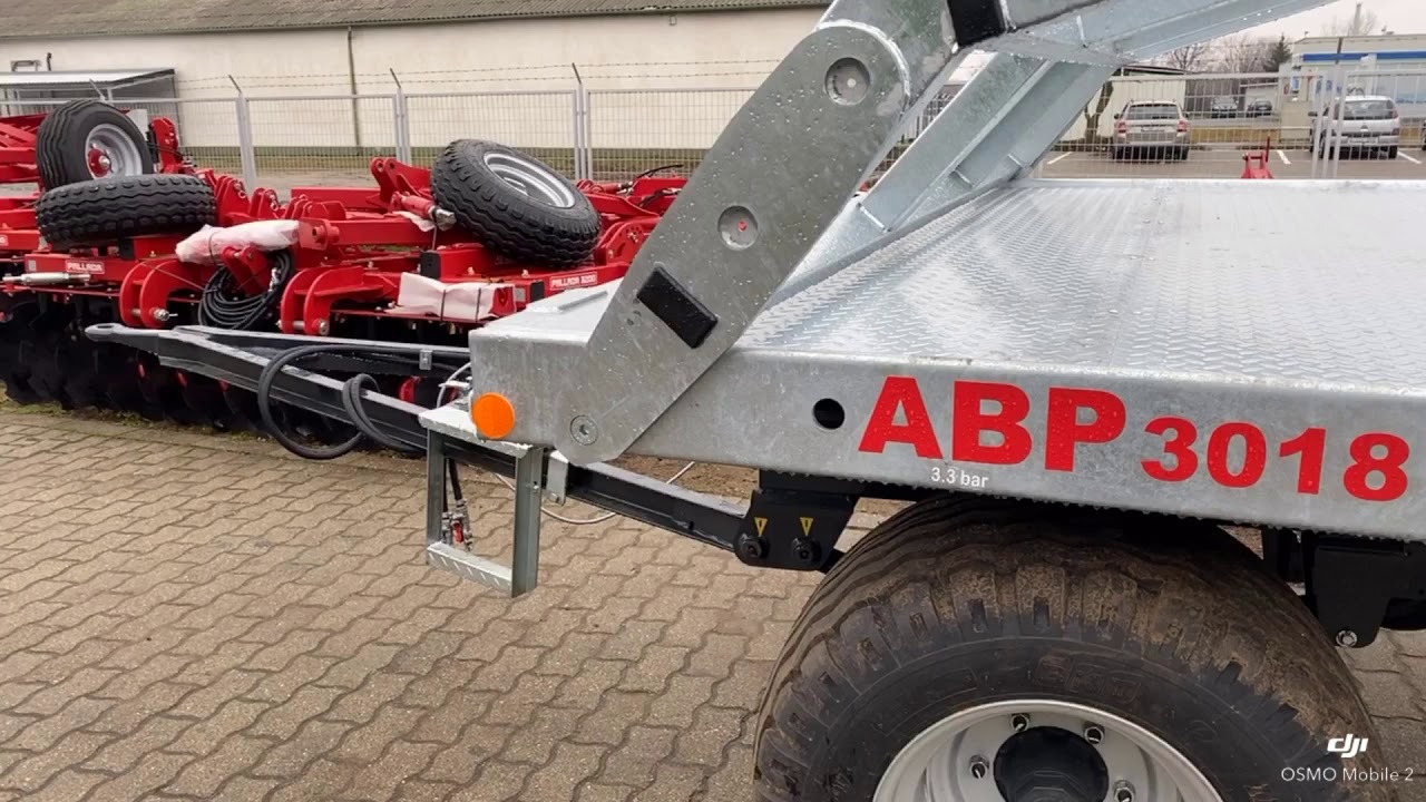 ABP transportér balíkov s kolesami 18T 450 od maďarskej firmy AJG Gépgyár (Agrogép)