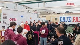 Papa Leone XIV al Quarticciolo: ecco l'abbraccio con i ragazzi della Parrocchia dell'Ascensione d...