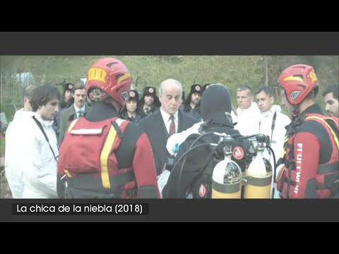 La chica de la niebla (2018). El profesor está en clase y llega el detective. [0209C]