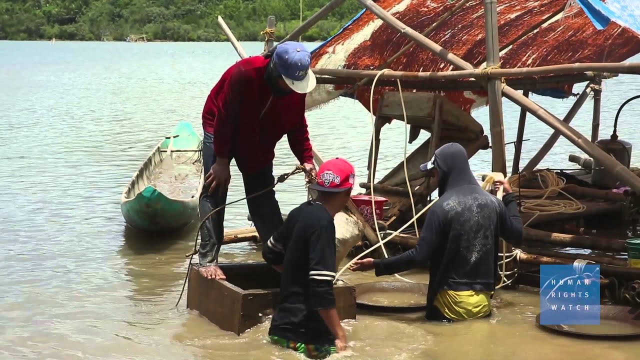 菲律宾：挖掘和潜水采金儿童面临生命危险(2015) 