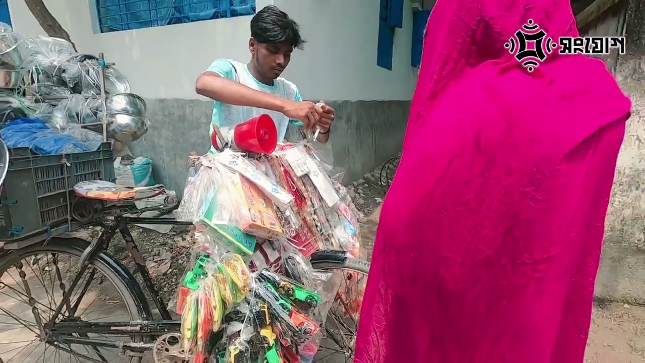 লেখাপড়া শেষ করেও মিলেনি চাকরি সাইকেলেই ফেরি করে
