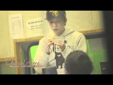 [120113] Fancam - Sukira (DJ Min eating and hiding from fans)