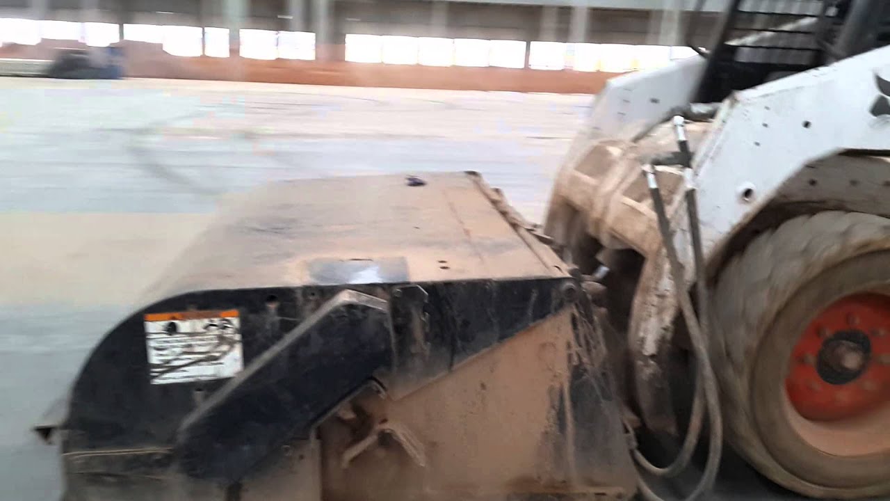 Bobcat Com Vassoura Recolhedora em Curitiba