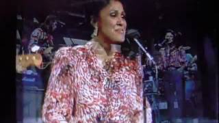 Darlene Love sings  Christmas Baby Please Come Home FOR THE FIRST TIME on Letterman, 1986