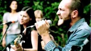 Delafé y Las Flores Azules - "Enero en la playa - Funcionarios ausentes"